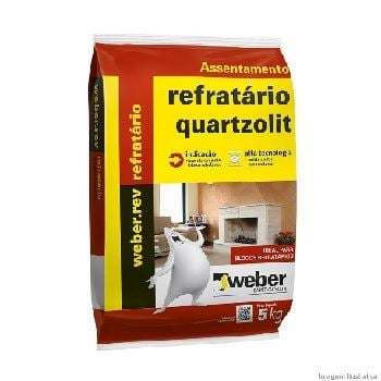 Um saco de 5kg de argamassa refratária da marca Quartzolit na cor cinza. A embalagem é branca e amarela, com o logo da marca e informações sobre a alta resistência a temperaturas e sua indicação para assentamento de tijolos refratários. Um saco de 5kg de argamassa refratária da marca Quartzolit na cor cinza. A embalagem é branca e amarela, com o logo da marca e informações sobre a alta resistência a temperaturas e sua indicação para assentamento de tijolos refratários.