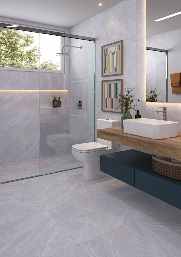 Banheiro moderno com revestimento para banheiro em revestimento cerâmico cinza com veios claros (marmorizado) no piso e paredes. Banheiro moderno com revestimento para banheiro em revestimento cerâmico cinza com veios claros (marmorizado) no piso e paredes.