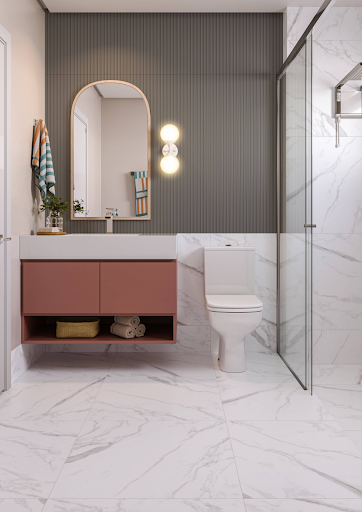 Banheiro moderno com revestimento para banheiro em porcelanato marmorizado no piso e nas paredes do box. O ambiente contrasta com revestimento cinza ripado, mostrando como o porcelanato revestimento para banheiro pode ser usado em decorações atuais. Banheiro moderno com revestimento para banheiro em porcelanato marmorizado no piso e nas paredes do box. O ambiente contrasta com revestimento cinza ripado, mostrando como o porcelanato revestimento para banheiro pode ser usado em decorações atuais.