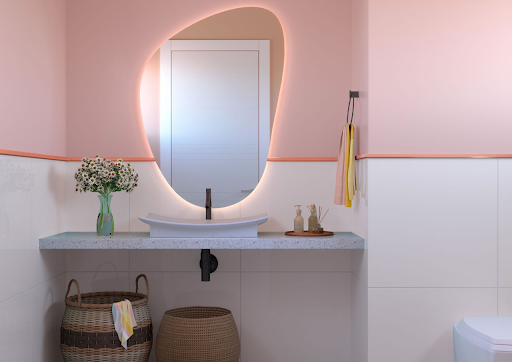 Banheiro moderno e feminino com revestimento para banheiro branco na parte inferior da parede e tintarosa salmão na parte superior. Banheiro moderno e feminino com revestimento para banheiro branco na parte inferior da parede e tintarosa salmão na parte superior.