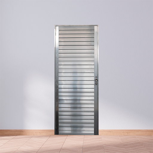 Foto em estúdio de uma porta de alumínio totalmente veneziana , com dobradiças e maçaneta. Este modelo de porta de alumínio é ideal para cozinhas ou banheiros.