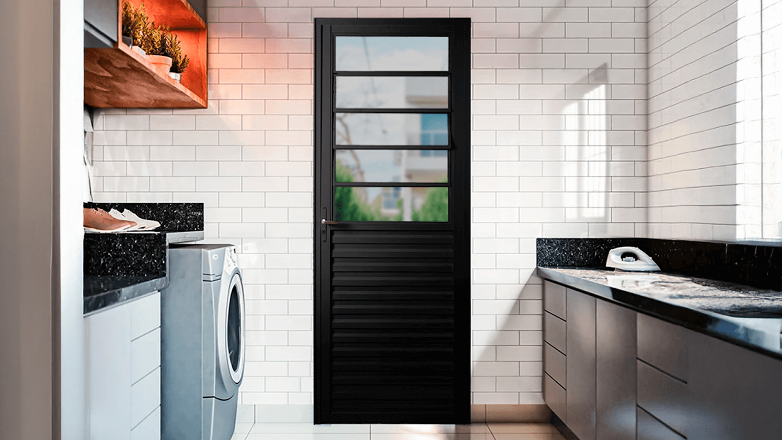 Porta de alumínio para cozinha ou área de serviço escura (preta) com design misto: veneziana na parte inferior e vidro na superior. A porta de giro instalada em lavanderia moderna, destacando a durabilidade da porta de alumínio Quality.