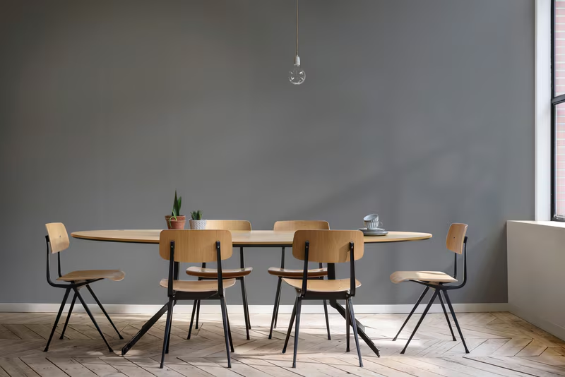 Sala de jantar com parede pintada em tom cinza escuro usando Tinta Coral Decora. Sala de jantar com parede pintada em tom cinza escuro usando Tinta Coral Decora.