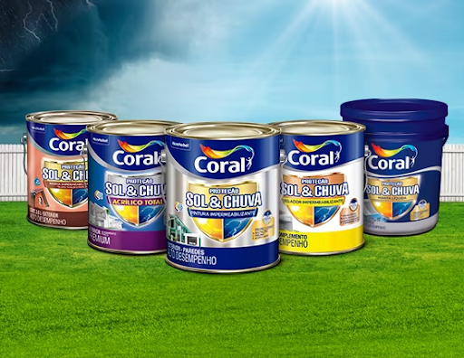 Linha de produtos Tinta Coral Proteção Sol & Chuva disposta sobre um gramado verde, com fundo dividido entre céu ensolarado e céu com tempestade. A linha inclui latas de resina impermeabilizante, acrílico total, pintura impermeabilizante, selador e balde de manta líquida. Linha de produtos Tinta Coral Proteção Sol & Chuva disposta sobre um gramado verde, com fundo dividido entre céu ensolarado e céu com tempestade. A linha inclui latas de resina impermeabilizante, acrílico total, pintura impermeabilizante, selador e balde de manta líquida.