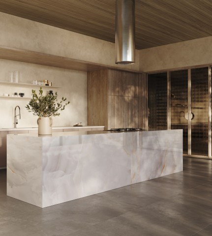 Cozinha moderna com teto de madeira, coifa cilíndrica e uma ilha central revestida com porcelanatos grandes formatos de padrão ônix branco e dourado translúcido, com piso cinza escuro.
Cozinha moderna com teto de madeira, coifa cilíndrica e uma ilha central revestida com porcelanatos grandes formatos de padrão ônix branco e dourado translúcido, com piso cinza escuro.