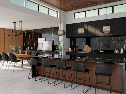 Cozinha gourmet integrada com sala de jantar revestida com porcelanatos grandes formatos cinza claro no chão. O ambiente possui bancada e backsplash de mármore preto com veios dourados, armários escuros e teto com detalhes em madeira.
Cozinha gourmet integrada com sala de jantar revestida com porcelanatos grandes formatos cinza claro no chão. O ambiente possui bancada e backsplash de mármore preto com veios dourados, armários escuros e teto com detalhes em madeira.