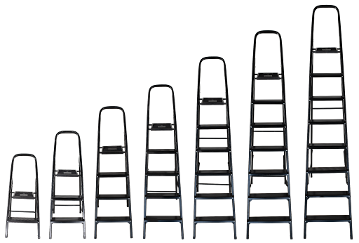 Imagem com sete escadas dobráveis pretas organizadas em ordem crescente de altura contra um fundo branco. Os modelos variam desde a escada menor com 2 degraus e patamar até o modelo mais alto com 8 degraus, todas com estrutura metálica, patamar superior largo e corrimão curvo.
