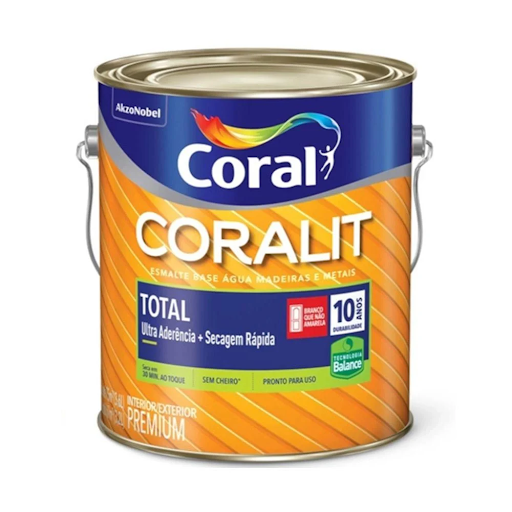 Lata metálica de tinta Coralit Total Esmalte Base Água para madeiras e metais sobre fundo branco. A embalagem em tom laranja e azul traz o logotipo da Coral no topo e os destaques "Ultra Aderência + Secagem Rápida", "Sem Cheiro", "Branco que não amarela" e "10 anos de durabilidade".
