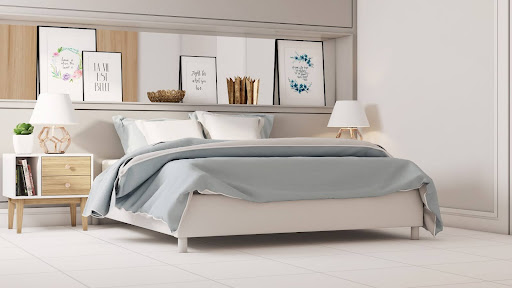 Quarto de casal com decoração minimalista, com piso cerâmico clássico branco aplicado no chão.