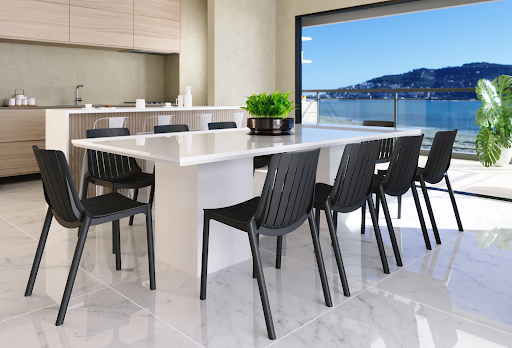 Cozinha moderna com mesa retangular branca e oito cadeiras de plástico pretas com design minimalista. Cozinha moderna com mesa retangular branca e oito cadeiras de plástico pretas com design minimalista.
