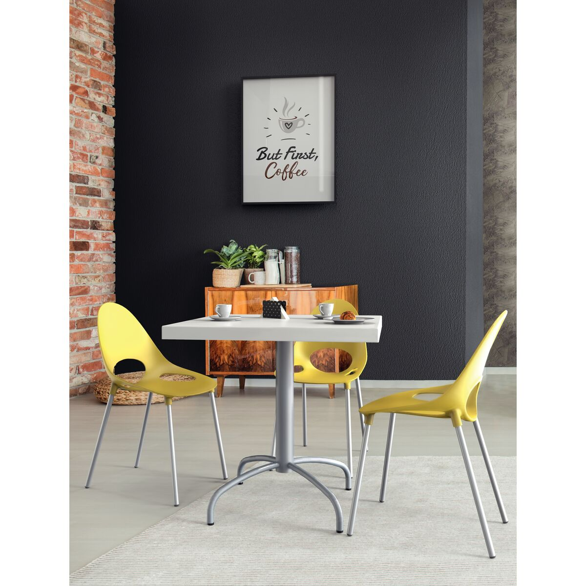 Cozinha moderna com mesa branca quadrada e três cadeiras de polipropileno amarelas com design moderno. Cozinha moderna com mesa branca quadrada e três cadeiras de polipropileno amarelas com design moderno.