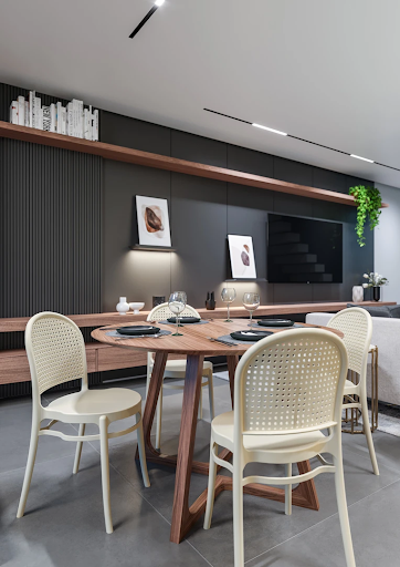 Sala de jantar moderna com mesa redonda de madeira e quatro cadeiras de plástico bege com encosto em tela. Sala de jantar moderna com mesa redonda de madeira e quatro cadeiras de plástico bege com encosto em tela.
