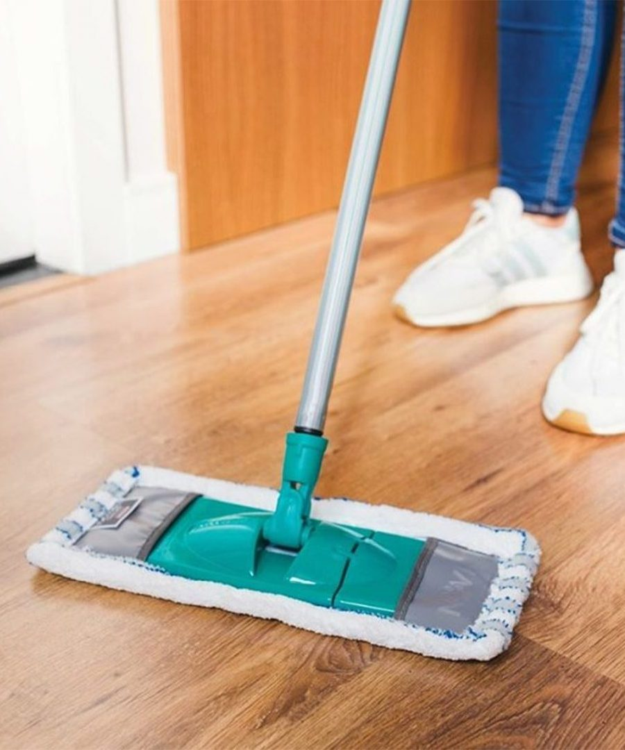 Close-up de um Mop Lustrador com esfregão de microfibra, pronto para polir e dar brilho ao chão.