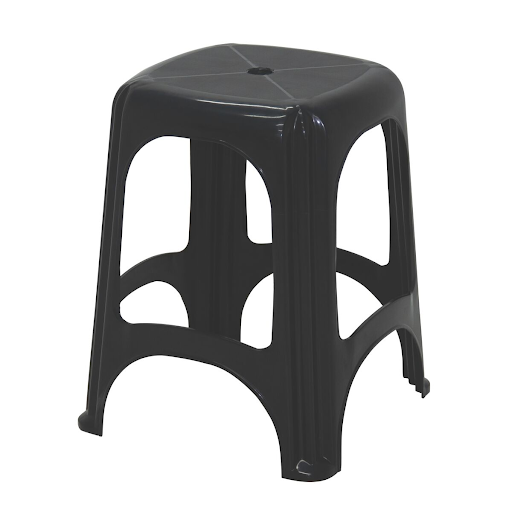 Banqueta baixa de plástico preta da marca Tramontina, com assento quadrado, furo central para transporte e pernas arqueadas com reforço estrutural, isolada em fundo branco. Opção versátil da linha de cadeiras e banquetas Tramontina.