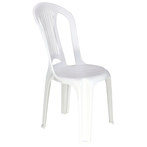 Uma cadeira plástica Tramontina branca de polipropileno, com encosto de ripas verticais e assento liso, mostrada em ângulo contra um fundo branco isolado. Representa a linha de cadeiras e banquetas Tramontina para a casa.