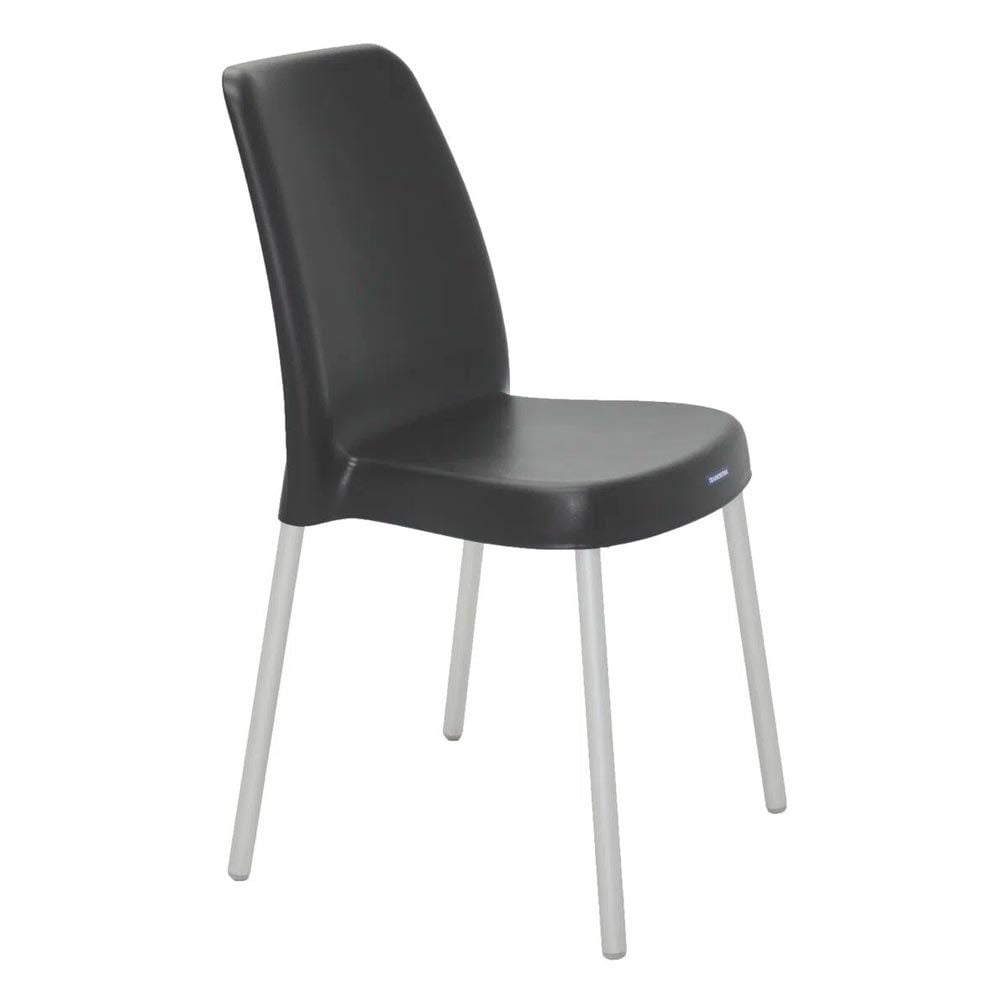Cadeira de plástico preta com assento e encosto curvos e pernas finas de metal cinza claro, vista em leve ângulo. A cadeira tem um design moderno e é isolada em um fundo branco