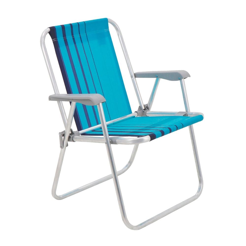 Cadeira de praia dobrável com estrutura de metal prateado e assento e encosto de tecido listrado em tons de azul claro e escuro. A cadeira está aberta e posicionada em ângulo, com braços em plástico cinza, isolada em um fundo branco.