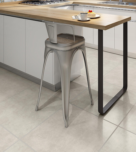 Ambiente de cozinha/refeições com cerâmica branca para cozinha no piso, em tonalidade clara (bege/off-white). O artigo destaca a cerâmica para cozinha simples e pisos para cozinha barato para quem busca economia na promoção black friday.