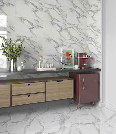 Cozinha/área de café com cerâmica branca para cozinha na parede e no piso, imitando mármore com veios cinzas. O artigo mostra revestimento branco para cozinha e modelos de cerâmica para cozinha elegantes na promoção black friday Tupan.
