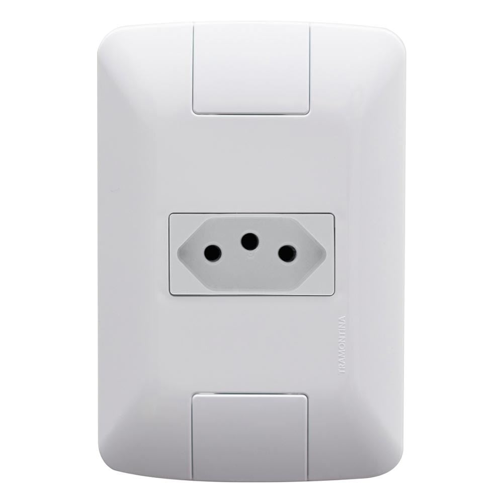 Um módulo de tomada simples, na cor branca, da linha Tramontina Aria. A placa de acabamento é retangular (4x2), e o nome 'TRAMONTINA' está gravado verticalmente no lado direito da placa. O produto está isolado em um fundo branco.