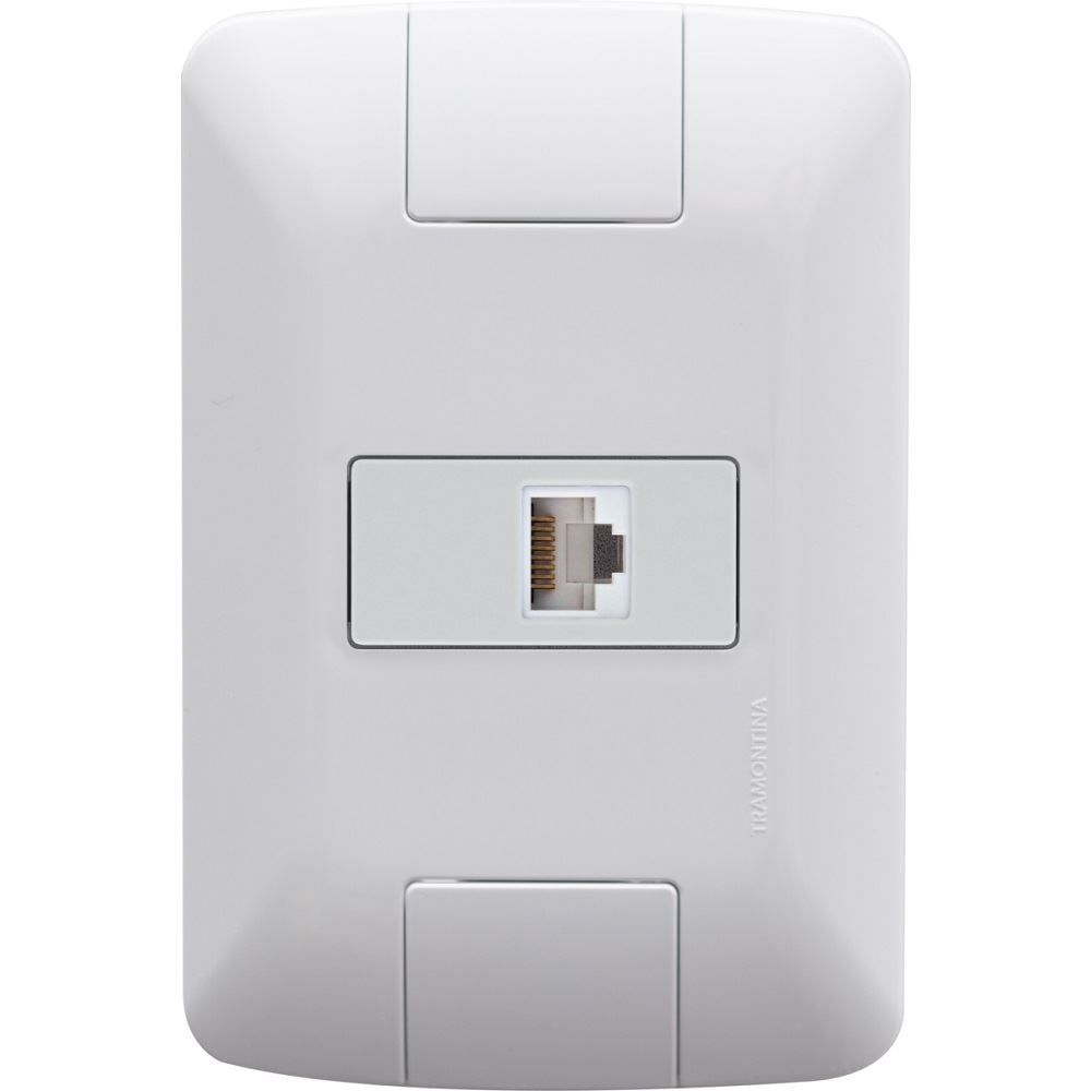 Close-up do Módulo de Tomada para Rede da Tramontina Tomada, de cor branca. O módulo faz parte da linha de tomadas e interruptores Tramontina para instalações elétricas. 