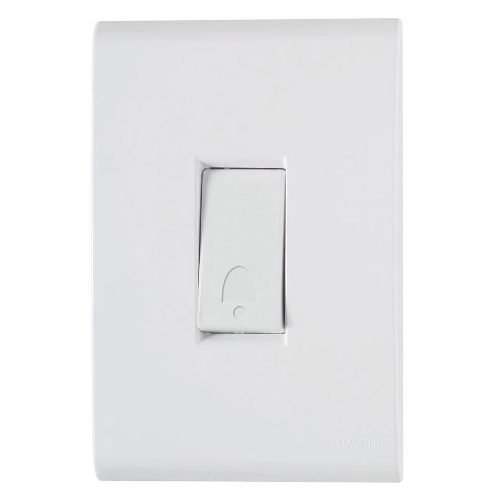 Close-up do Módulo de Interruptor Tramontina para Campainha, de cor branca, com o símbolo de sino. O módulo faz parte da linha de tomadas e interruptores Tramontina.