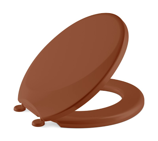 Assento sanitário na cor caramelo (marrom fosco) com formato oval, exibido com a tampa semiaberta e dobradiças aparentes na mesma cor, isolado sobre um fundo branco. Assento sanitário na cor caramelo (marrom fosco) com formato oval, exibido com a tampa semiaberta e dobradiças aparentes na mesma cor, isolado sobre um fundo branco.