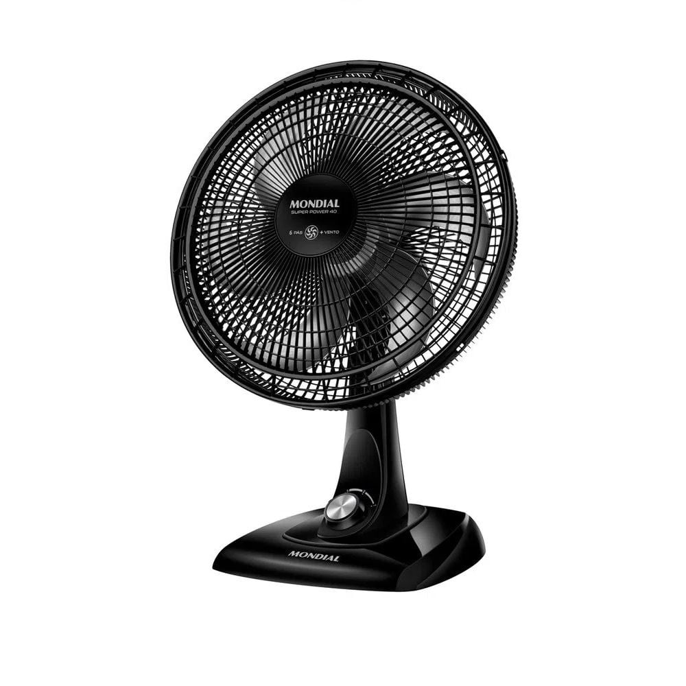 ventilador de mesa preto da marca Mondial, com base retangular. A grade protetora circular possui o logo da marca e cinco pás pretas visíveis. O ventilador está isolado em um fundo branco.