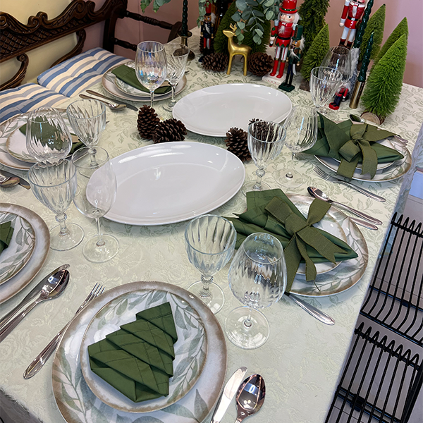 Mesa posta para ceia de natal com seis lugares e decorada em tons de verde