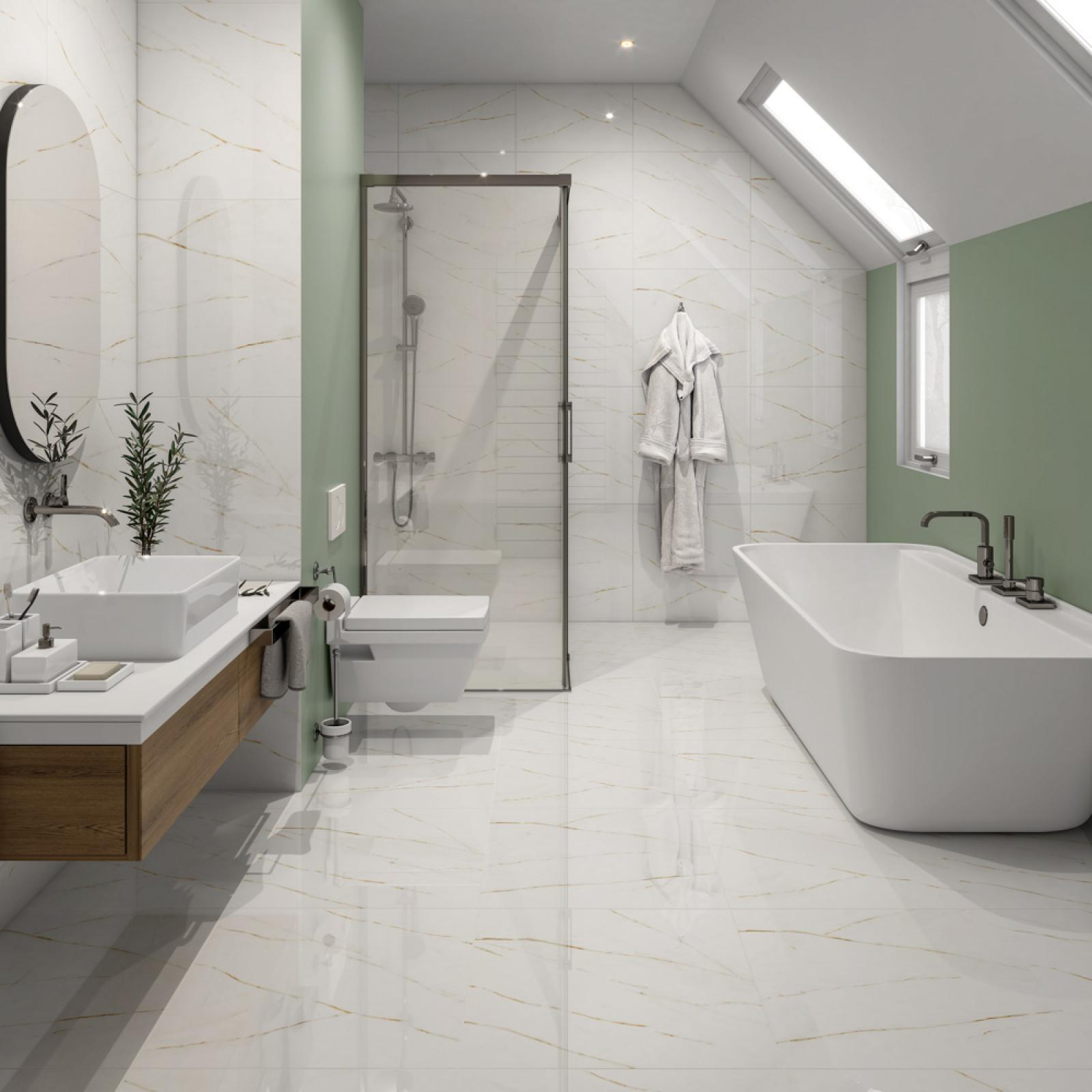 Banheiro moderno e luxuoso com paredes e piso revestidos em porcelanato calacata polido de grandes formatos, que simula mármore com veios dourados. O ambiente possui uma parede verde pastel, um chuveiro com porta de vidro, um vaso sanitário suspenso branco, uma banheira branca freestanding, uma pia de bancada branca com torneira preta e um espelho oval preto.