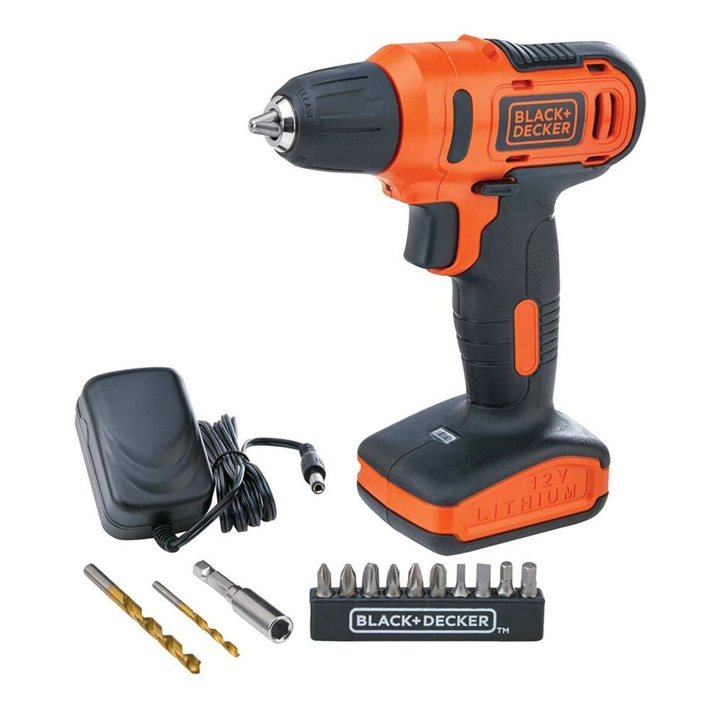 furadeira parafusadeira sem fio da marca Black & Decker nas cores preta e laranja, com bateria de 12V. O kit inclui um carregador, três brocas e um estojo com vários bits, tudo disposto em um fundo branco.