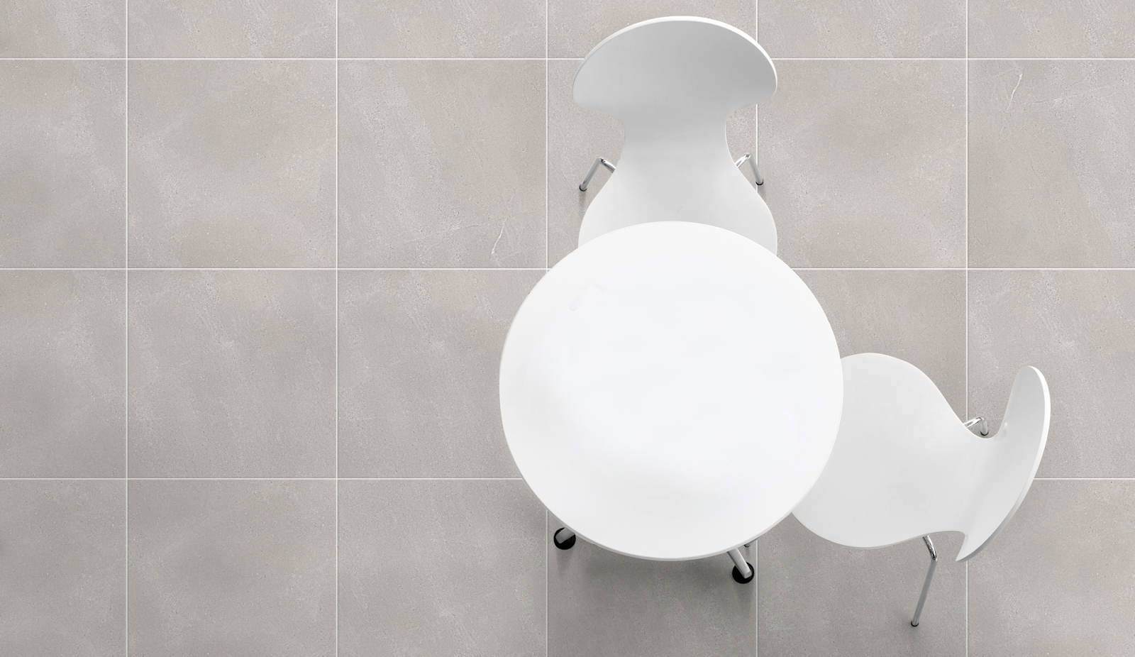 área externa com porcelanato cinza aplicado no piso com uma mesa branca e duas cadeiras também brancas no canto esquerdo. área externa com porcelanato cinza aplicado no piso com uma mesa branca e duas cadeiras também brancas no canto esquerdo.
