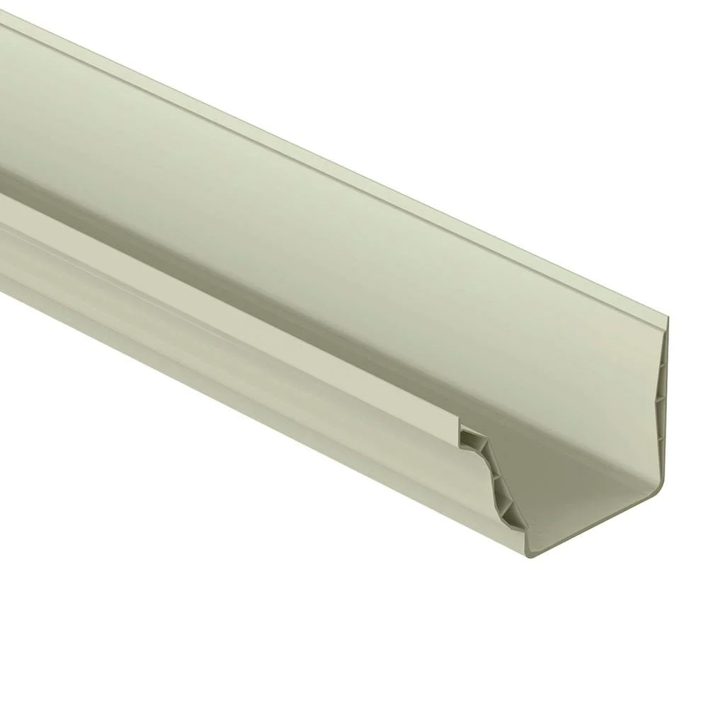 Calha de PVC de cor bege ou creme, com formato retangular e fundo plano, vista em ângulo. Possui um design simples e moderno, e está isolada em um fundo branco. 