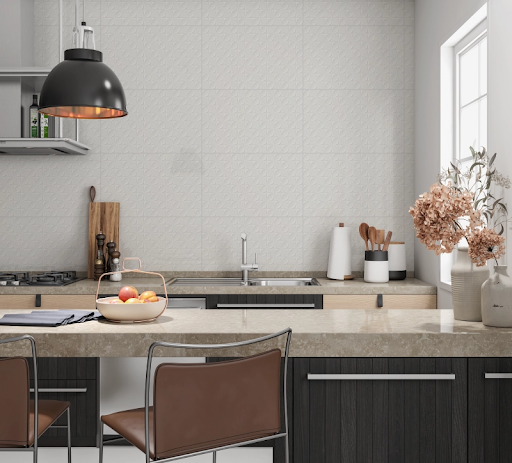 Cozinha moderna com revestimento para cozinha de parede em cerâmica 3D texturizada, na cor branca. A imagem ilustra revestimentos para cozinha moderna e modelos de cerâmica para cozinha em promoção black friday na Tupan. Cozinha moderna com revestimento para cozinha de parede em cerâmica 3D texturizada, na cor branca. A imagem ilustra revestimentos para cozinha moderna e modelos de cerâmica para cozinha em promoção black friday na Tupan.