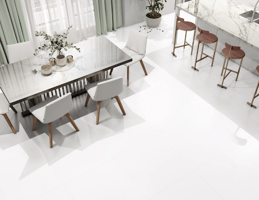 Ambiente de cozinha/sala de jantar com pisos para cozinha baratos de cor branca, em piso cerâmico acetinado. A imagem ilustra revestimentos para cozinha moderna e é um dos modelos de cerâmica para cozinha de alto padrão. Ambiente de cozinha/sala de jantar com pisos para cozinha baratos de cor branca, em piso cerâmico acetinado. A imagem ilustra revestimentos para cozinha moderna e é um dos modelos de cerâmica para cozinha de alto padrão.