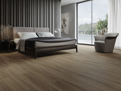 Quarto de casal com piso vinílico biancogres vernazza (imitando madeira escura) instalado. O artigo destaca o vinílico biancogres, a instalação click e se o piso vinílico pode molhar nas promoções black friday. Quarto de casal com piso vinílico biancogres vernazza (imitando madeira escura) instalado. O artigo destaca o vinílico biancogres, a instalação click e se o piso vinílico pode molhar nas promoções black friday.