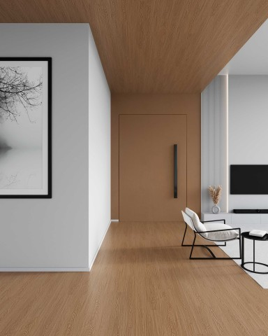 Ambiente residencial minimalista com piso vinílico amadeirado em tom castanho-claro, que também reveste o teto criando um efeito de continuidade. Ao fundo, uma porta mimetizada na parede possui a mesma cor da madeira e um longo puxador vertical preto. À esquerda, há uma parede branca com um grande quadro vertical em preto e branco e, à direita, um vislumbre da sala de estar com poltrona moderna e televisão. Ambiente residencial minimalista com piso vinílico amadeirado em tom castanho-claro, que também reveste o teto criando um efeito de continuidade. Ao fundo, uma porta mimetizada na parede possui a mesma cor da madeira e um longo puxador vertical preto. À esquerda, há uma parede branca com um grande quadro vertical em preto e branco e, à direita, um vislumbre da sala de estar com poltrona moderna e televisão.