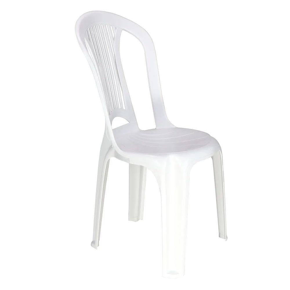 Cadeira de plástico branca, modelo bistrô com encosto ripado e estrutura reforçada.