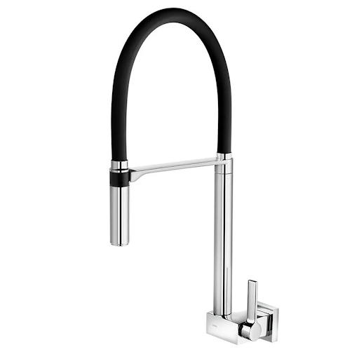 Foto em estúdio de uma torneira de cozinha Docol cromada para instalação de bancada, com bica em formato "L". Este modelo de torneira de cozinha é ideal para quem busca design moderno e as promoções da Black Friday. Foto em estúdio de uma torneira de cozinha Docol cromada para instalação de bancada, com bica em formato "L". Este modelo de torneira de cozinha é ideal para quem busca design moderno e as promoções da Black Friday.