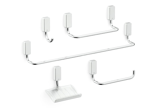Kit de acessórios para banheiro Celite com cinco peças em metal cromado sobre fundo branco. O conjunto inclui um porta-toalha de banho em bastão longo, um porta-toalha de rosto menor, uma saboneteira de parede com base acrílica transparente, um papeleiro para papel higiênico e um cabideiro de gancho simples, todos com suportes de fixação retangulares.